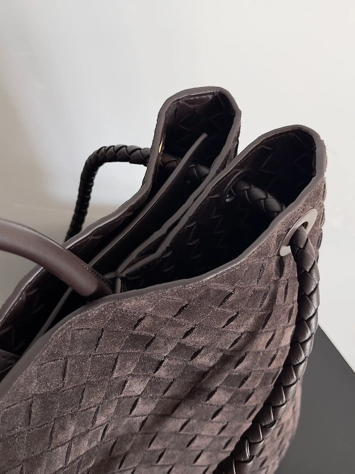 Batch 3760 Recently, the same style of bag that celebrities love is both high-end and practical. Michelle Yeoh, Kim Namjoon, Jing Boran, Tong Liya, Sun Qian, Wu Qianyu, Du Juan, Ma Yili and Bai Baihe are all carrying Bottega Veneta summer series Andiamo handbags. Andiamo has a simple structure and rounded lines. The whole piece is made of Nappa leather. It is comfortable, soft and dynamic. It adds interest to daily life and can be easily matched with various styles. Andiamo handbags are available in three sizes: small, medium and large. There are many colors to choose from, which can meet different needs. You can really carry it whether it is daily or attending events. Style number: 743575 Size: 45*22*34cm